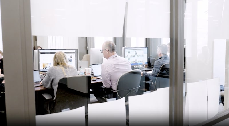 Tres miembros del personal de las revistas de la Iglesia trabajan en sus oficinas en un video tras bastidores publicado el sábado 27 de septiembre de 2025.