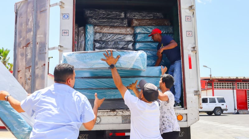 Miembros de La Iglesia de Jesucristo de los Santos de los Últimos Días cargan colchones en un camión como parte de la respuesta de emergencia y humanitaria después de los terremotos mortales en Venezuela en La Guaira, Venezuela el 1 de julio de 2026.