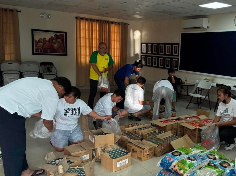 Miembros locales de La Iglesia de Jesucristo de los Santos de los Últimos Días se preparan para transportar 200 kits de alimentos en una lancha alquilada desde la Ciudad de General Santos hacia las unidades en Glan y Alabel el 10 de junio de 2026, tras el reciente terremoto de magnitud 7.8 en Mindanao, Filipinas.