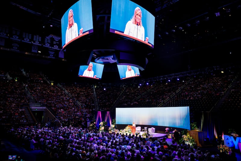 Mujeres llenan el Marriott Center para escuchar a la hermana Tamara W. Runia, primera consejera de la presidencia general de las Mujeres Jóvenes, como parte de la Conferencia anual de Mujeres de BYU, el miércoles 29 de abril de 2026.