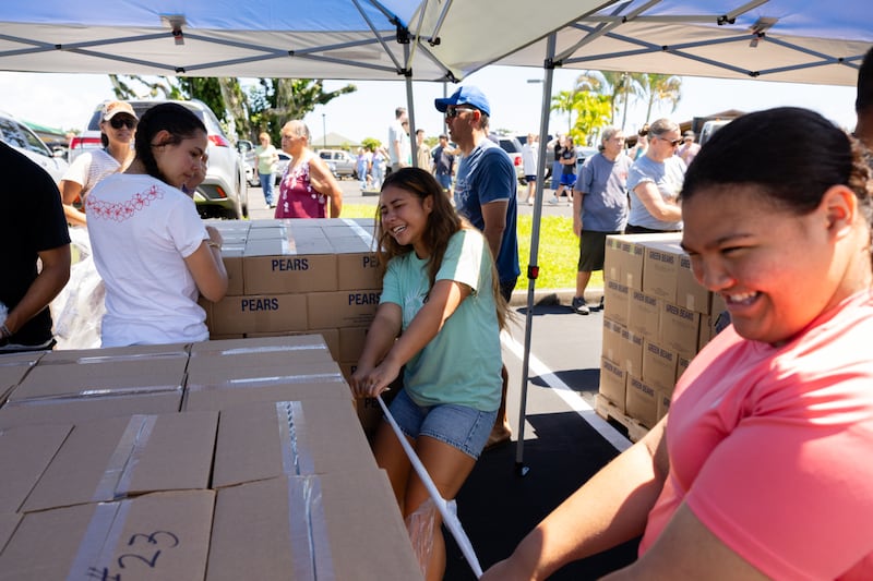 Miembros de La Iglesia de Jesucristo de los Santos de los Últimos Días descargan donaciones de alimentos de la Iglesia en Hilo, Hawái, el 13 de junio de 2026. Hawái es el estado número 50 en recibir una donación en honor al 250.º aniversario de los Estados Unidos.