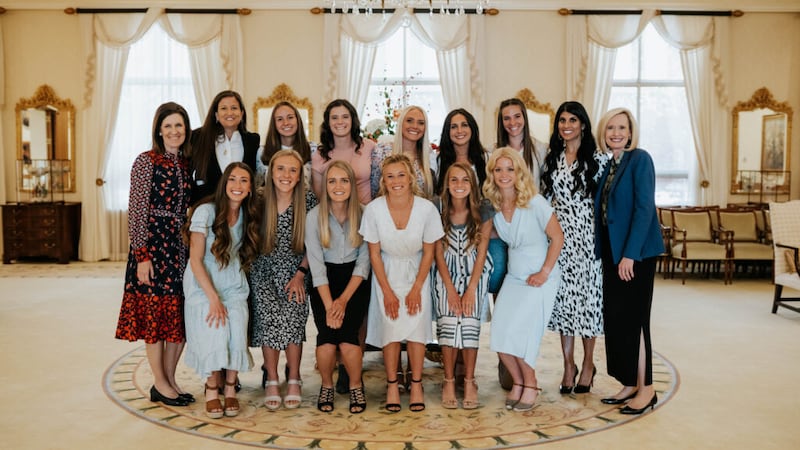 La presidenta general de las Mujeres Jóvenes, Bonnie H. Cordon, a la derecha, y la hermana Michelle D. Craig, primera consejera de la presidencia general de las Mujeres Jóvenes, a la izquierda, fueron anfitrionas de los equipos femeninos de BYU campeones de campo traviesa y de relevos combinados de distancia de pista y campo en el Edificio de la Sociedad de Socorro en la Manzana del Templo en abril de 2021. El equipo de BYU ganó un campeonato nacional en 2021.