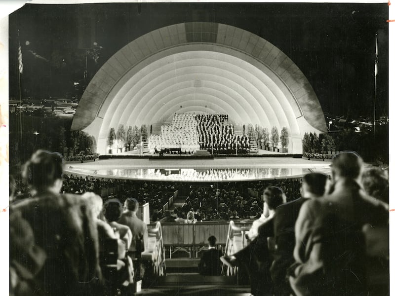 El Coro del Tabernáculo en la Manzana del Templo se presentó en el Hollywood Bowl en Los Ángeles, California, en mayo de 1963.