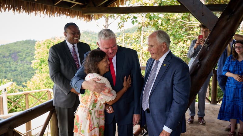 El élder Ronald A. Rasband del Cuórum de los Doce Apóstoles, centro derecha, junto con el élder Evan Healy y la hermana Marie Healy, misioneros mayores que sirven en Seychelles, centro; y el élder Thierry K. Mutombo, Setenta Autoridad General y presidente del Área África Central, izquierda, en Seychelles el 28 de octubre de 2025.