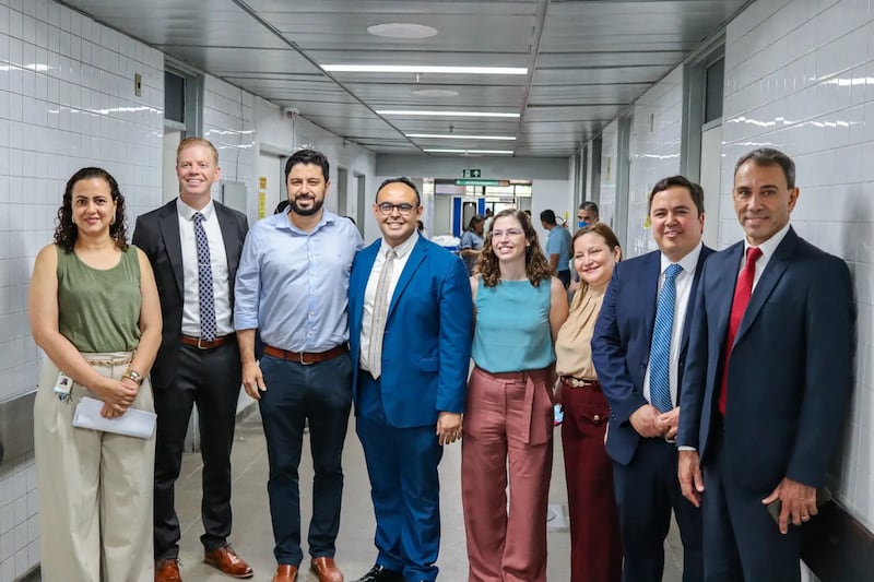 Representantes del Instituto Dr. José Frota, autoridades locales y líderes de la Iglesia se toman una fotografía juntos para conmemorar una donación de la Iglesia en julio de 2026 en Fortaleza, Brasil.