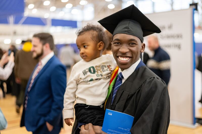 Los graduados de BYU–Idaho y sus seres queridos se reúnen en el Centro BYU–I en Rexburg, Idaho, para la ceremonia de graduación el jueves 18 de diciembre de 2025.