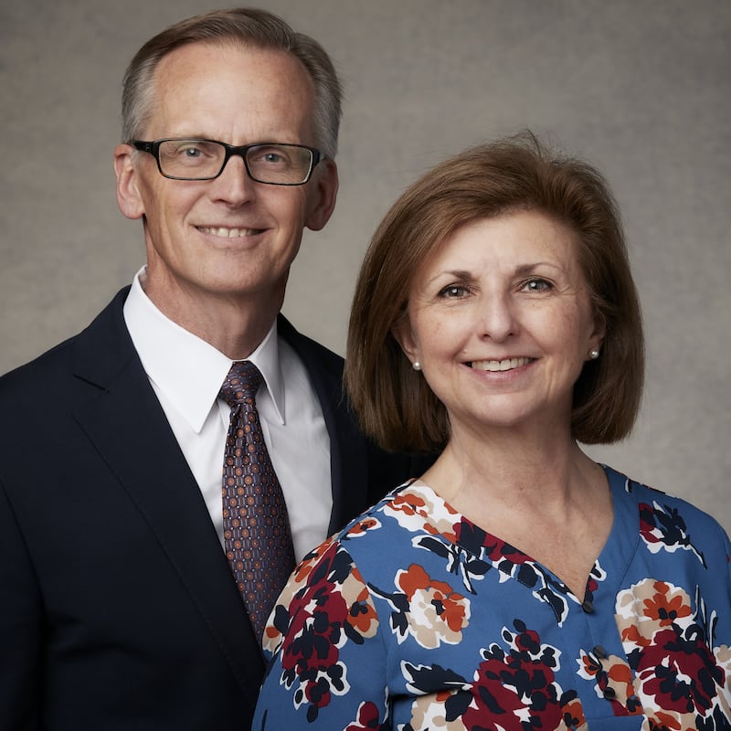 Steven C. Merrell y Jeanne Merrell, quienes servirán como presidente y compañera de la nueva Misión Virginia Norfolk a partir de julio de 2026.