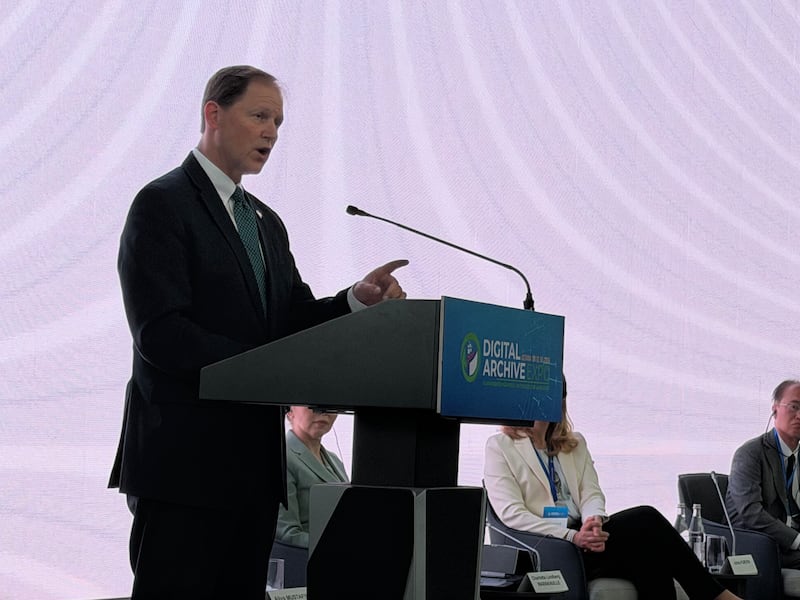 El élder Mark A. Bragg, Autoridad General Setenta, habla durante el III Congreso de Archivistas: Exposición de Archivos Digitales (DA-EXPO) que se llevó a cabo del 8 al 12 de junio de 2026 en Astaná, Kazajistán.