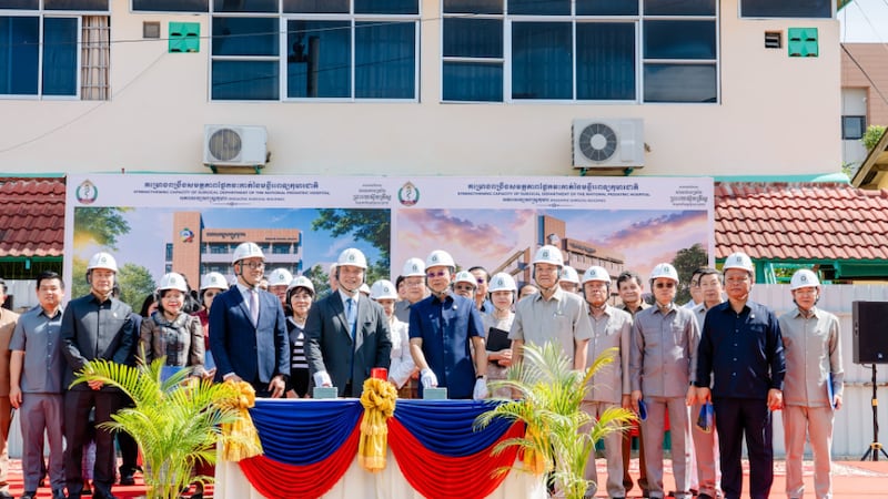 Chheang Ra, ministro de salud de Camboya, agradece a los líderes y miembros de la Iglesia durante la colocación de la primera piedra de un nuevo edificio quirúrgico en el Hospital Nacional Pediátrico en Nom Penh, Camboya, el 15 de junio de 2026.
