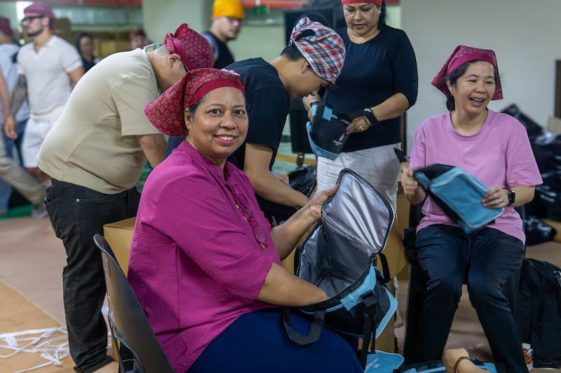 Voluntarios de La Iglesia de Jesucristo de los Santos de los Últimos Días preparan kits de alimentos durante un proyecto de servicio con amigos y vecinos de la comunidad Sij en Dubái, Emiratos Árabes Unidos, el viernes 21 de agosto de 2026.