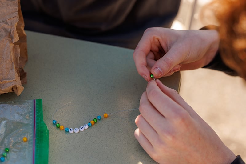 Estudiantes de secundaria ensartan pulseras durante un proyecto de servicio en Meridian, Idaho, el viernes 27 de febrero de 2026.