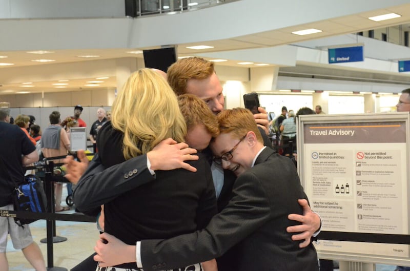 Amy Wright y algunos de sus hijos abrazan a su hijo mayor en el aeropuerto de Salt Lake City después del regreso de este de una misión en Italia en el 2016. Amy Wright estaba recibiendo tratamientos para cáncer en el momento.