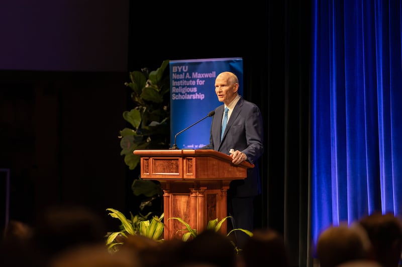 El élder Dale G. Renlund del Cuórum de los Doce Apóstoles habla en el Instituto Neal A. Maxwell para Estudios Religiosos de la Universidad Brigham Young en Provo, Utah, el martes, 13 de octubre de 2026.