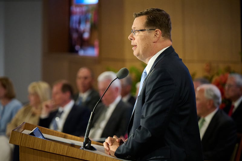 El élder Clark G. Gilbert, del Cuórum de los Doce Apóstoles, habla en el Seminario para Nuevos Líderes de Misión 2026 en el Centro de Capacitación Misional de Provo en Provo, Utah, el 19 de junio de 2026.