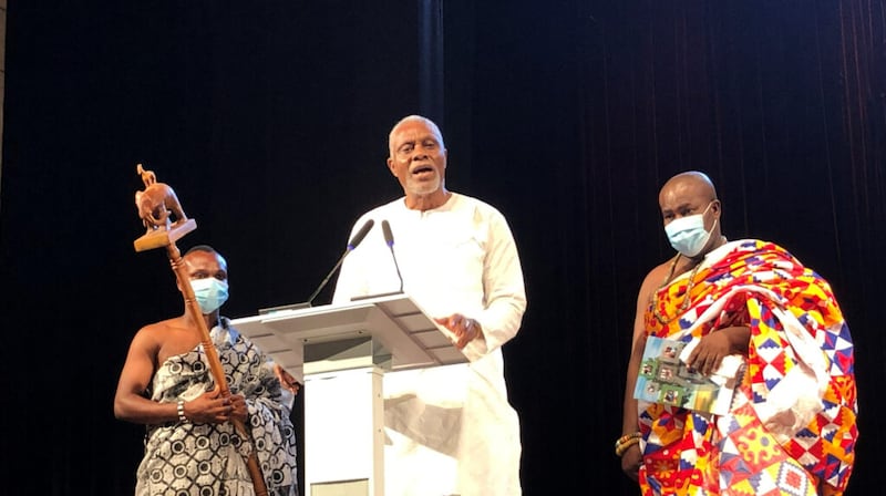 El Dr. Ishmael Tetteh habla en un evento de pregrabación de RootsTech Connect, en Accra Ghana, el 10 de noviembre de 2021.