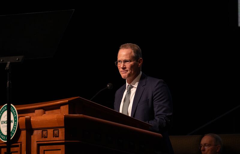El élder Edward B. Rowe, Setenta Autoridad General, se dirige a los alumnos de Ensign College durante el devocional del campus en el teatro del Centro de Conferencias en Salt Lake City, Utah, el 20 de enero de 2026.
