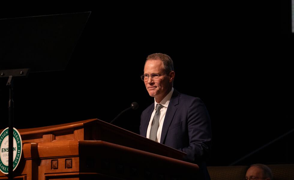 El élder Edward B. Rowe, Setenta Autoridad General, se dirige a los alumnos de Ensign College durante el devocional del campus en el teatro del Centro de Conferencias en Salt Lake City, el 20 de enero de 2026.