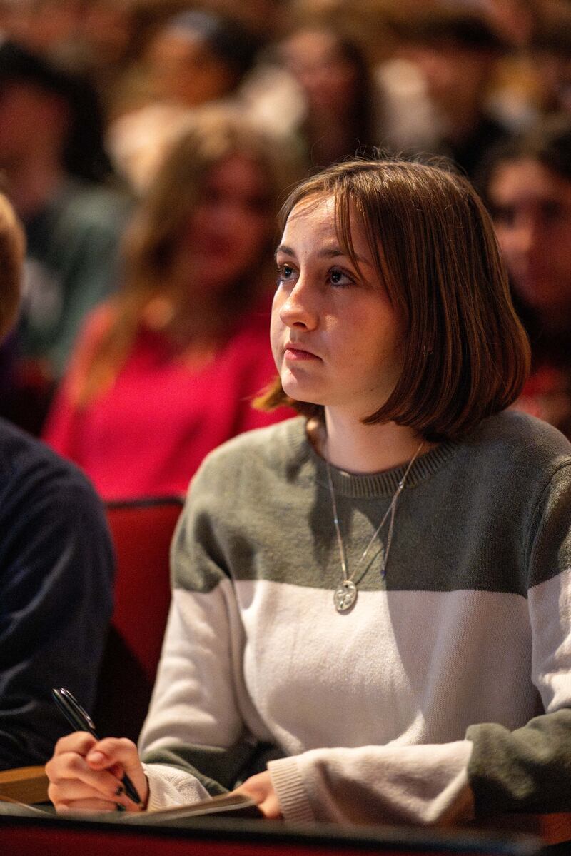 Los estudiantes de BYU–Idaho escuchan al élder Aaron T. Hall, Setenta Autoridad General, hablar en un discurso devocional en Rexburg, Idaho, el martes 3 de marzo de 2026.