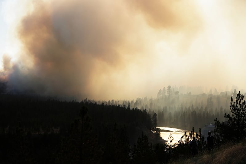El incendio Old Trails se ve desde W. Northwest Blvd., sábado, 1 de agosto de 2026, en Spokane, Washington.