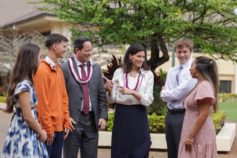 El élder Ronald M. Barcellos, Autoridad General de los Setenta, y su esposa, la hermana Karin S. A. Barcellos, conversan con estudiantes antes de un devocional de BYU–Hawái el martes 24 de febrero de 2026.