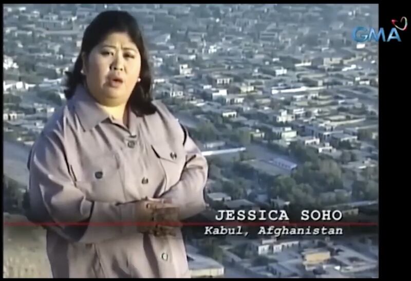 Antiguas imágenes de video de Jessica Soho informando desde Kabul, Afganistán, mostradas durante su discurso principal virtual para RootsTech 2026, en marzo de 2026.