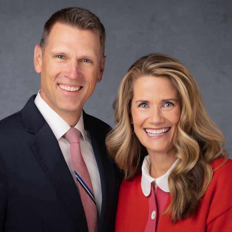 Andrew Croshaw y Vanessa Croshaw, quienes servirán como presidente y compañera de la Misión Tennessee Knoxville a partir de julio de 2026.