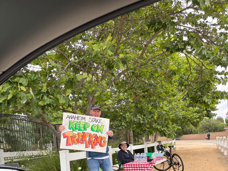 Un letrero anima a un grupo de viaje a seguir caminando hacia el Templo de Yorba Linda, California, el sábado 17 de mayo de 2025.
