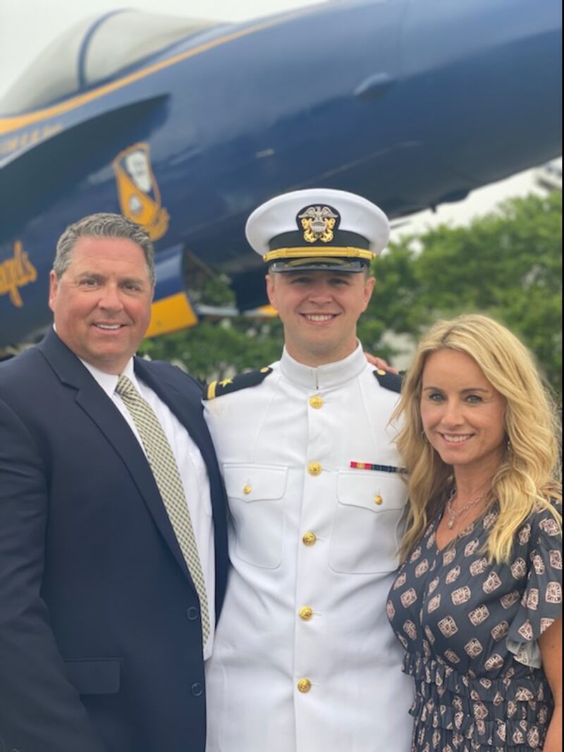 Mason Wells con sus padres, Chad y Kymberly Wells, el viernes 28 de mayo, cuando Wells se convirtió en un graduado del año 2021 de la Academia Naval de los Estados Unidos.
