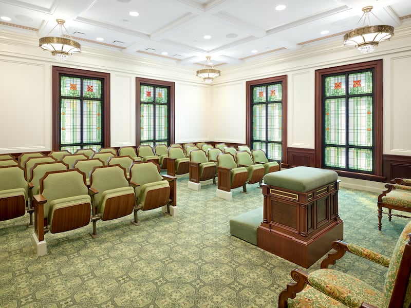 Una sala de instrucción dentro del Templo de Cody, Wyoming.