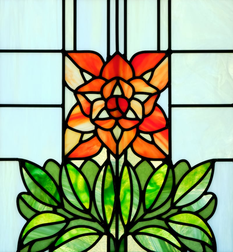 La flor estatal de Wyoming, el índigo salvaje, se representa en una ventana de vidrio artístico dentro del Templo de Cody Wyoming.