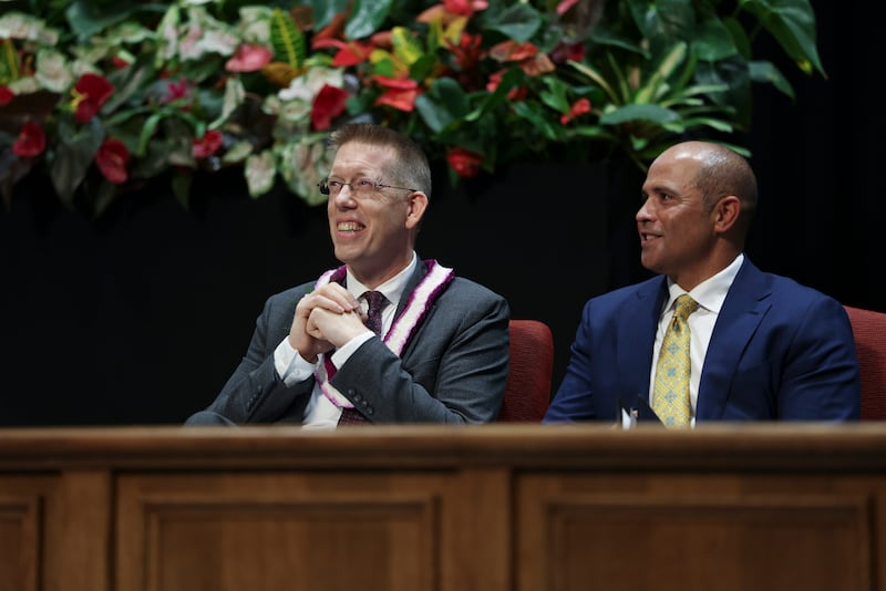 El hermano Luke Nichols se sienta en el estrado con el presidente de BYU–Hawái John S.K. Kauwe III antes de hablar en la asamblea devocional del campus en Laie, Hawái, el martes 29 de septiembre de 2026.