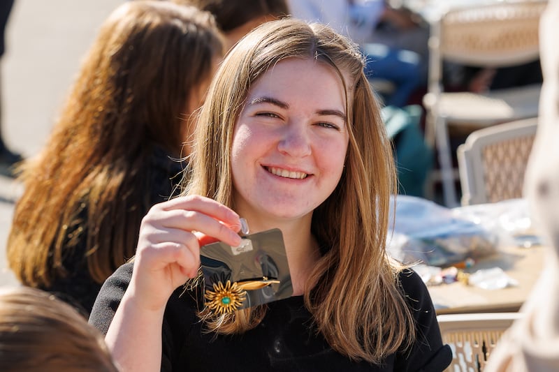 Una estudiante de secundaria sostiene una tarjeta de joyería que hizo durante un proyecto de servicio en Meridian, Idaho, el viernes 27 de febrero de 2026.