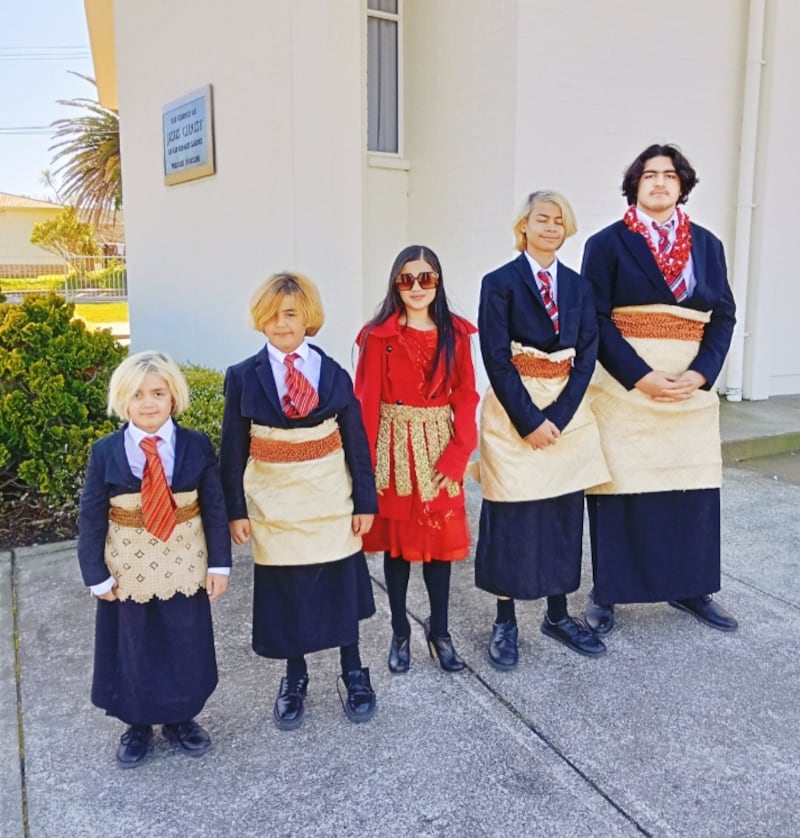 Los cinco niños Strom llevan el traje tradicional tongano en Wellington, Nueva Zelanda, en agosto de 2025.