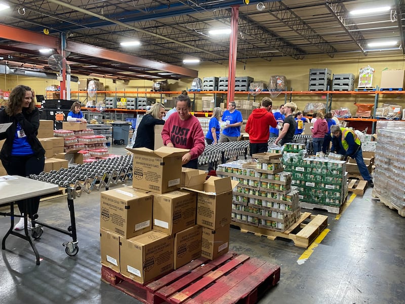 Los voluntarios ayudan a organizar los alimentos donados por La Iglesia de Jesucristo de los Santos de los Últimos Días al banco de alimentos Harvesters en Kansas City, Misuri, el jueves 23 de abril de 2026.