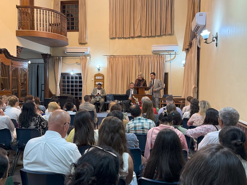La presidenta general de la Sociedad de Socorro, Camille N. Johnson, habla en el púlpito con una intérprete en Katmandú, Nepal.