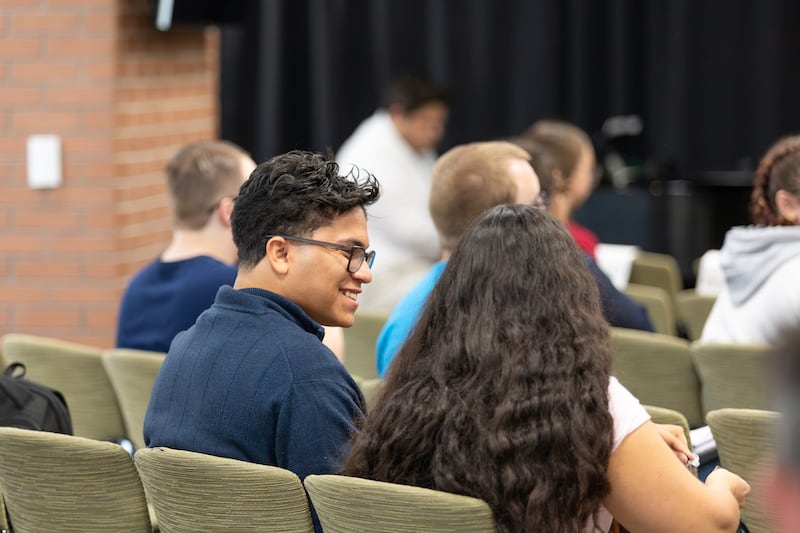 Estudiantes de Ensign College se reúnen para escuchar al director de Deseret News, Burke Olsen, hablar durante una asamblea devocional de Ensign College en Salt Lake City, el 8 de septiembre de 2026.