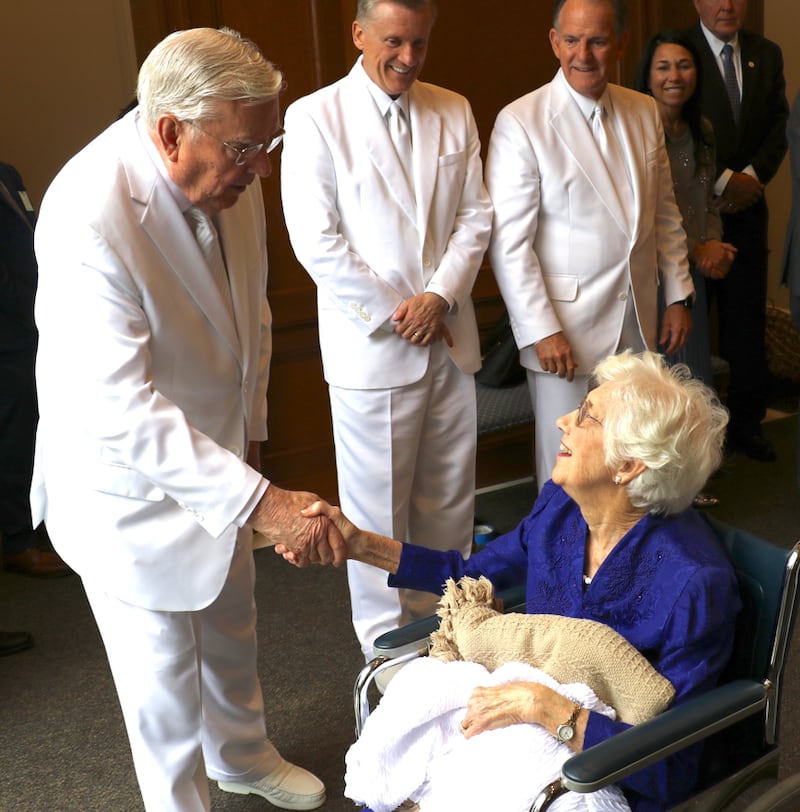 Presidente M. Russell Ballard estrecha la mano de una mujer de Carolina del Norte después de la rededicación del Templo de Raleigh, Carolina del Norte el 13 de octubre de 2019. Élder Kevin R. Duncan y élder James B. Martino están a la derecha.