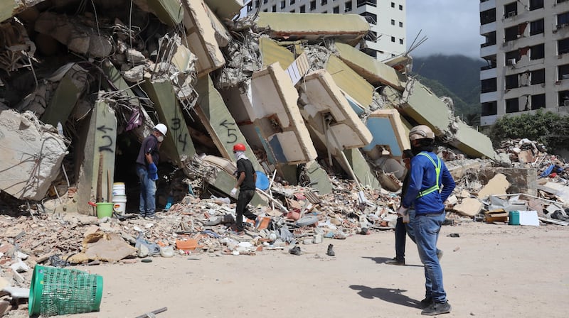 Trabajadores buscan entre los escombros en La Guaira, Venezuela, el 29 de junio de 2026.