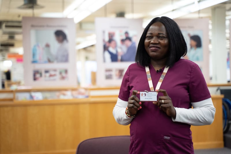Amal Klito, una inmigrante de Sudán que ahora es asistente de enfermería certificada, es una de las historias de éxito del Centro Humanitario de la Iglesia en Salt Lake City, como se muestra en noviembre de 2021.