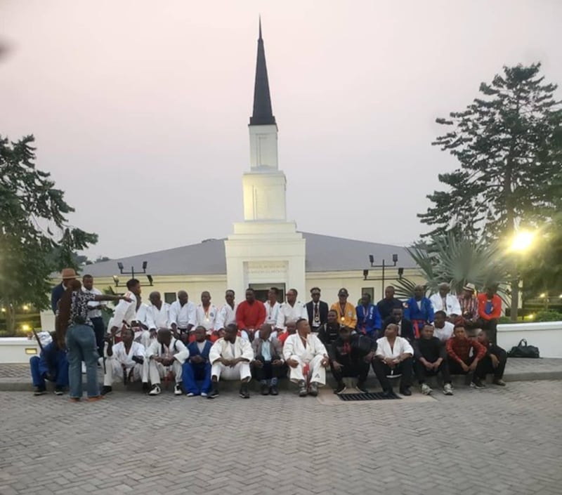 Los atletas se detienen para una foto frente al Templo de Kinshasa República Democrática del Congo durante una conferencia de la Palabra de Sabiduría en Kinshasa, el 12 de julio de 2025.