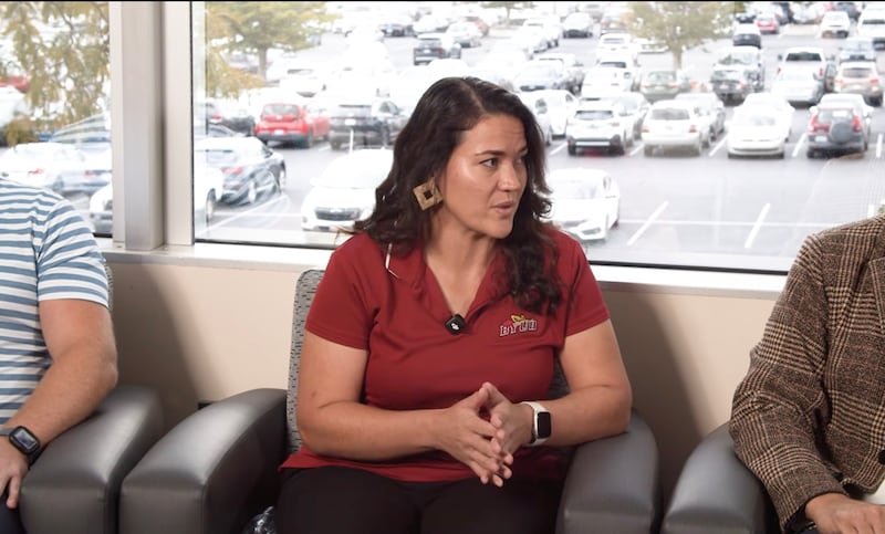 Amber Stevenson, una oficial de admisiones en BYU–Hawái, habla durante una transmisión en vivo del Sistema Educativo de la Iglesia el martes, 1 de septiembre de 2026.