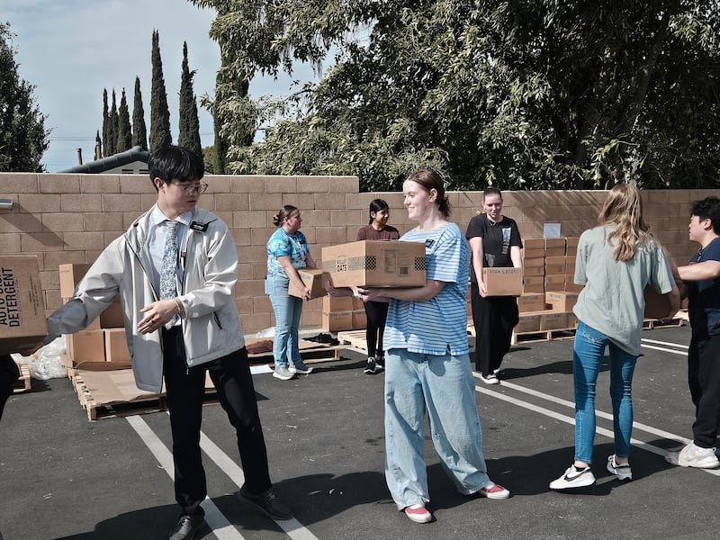 Voluntarios descargan cajas de alimentos donados por La Iglesia de Jesucristo de los Santos de los Últimos Días en Yorba Linda, California, el jueves 5 de febrero de 2026. Un camión semirremolque lleno de alimentos fue entregado a varios bancos de alimentos como parte de una donación más amplia a 250 bancos de alimentos en todo el país en celebración del 250 aniversario de los Estados Unidos.