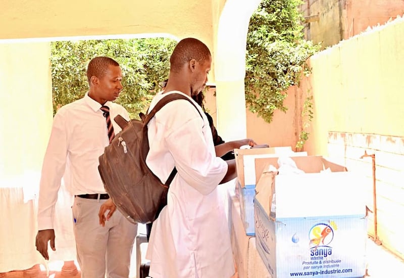 Como parte de un gran servicio bautismal en Bamako, Mali, el 18-19 de abril de 2026, los miembros de la Rama Bamako Mali proporcionaron alimento y agua para todos los participantes.