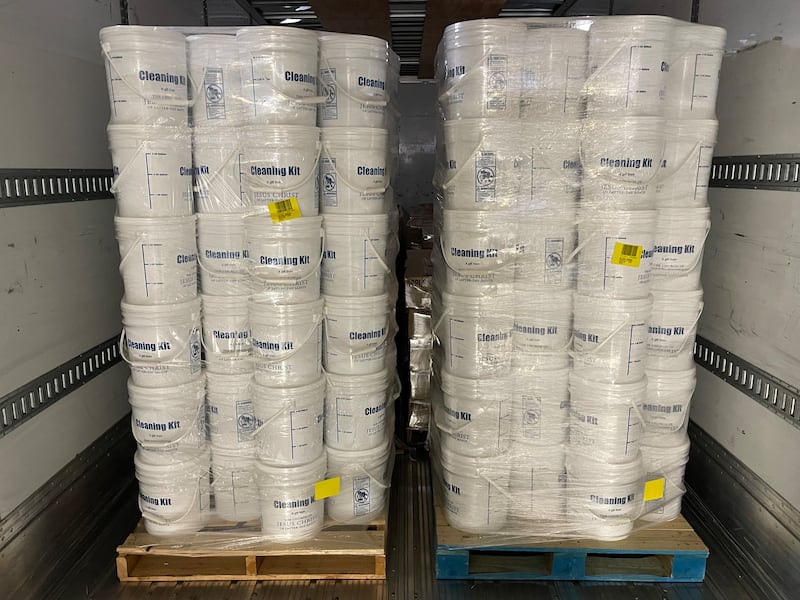 Palés de suministros de limpieza se entregan al banco de alimentos Facing Hunger Food Bank en Huntington, Virginia Occidental, para ayudar a las víctimas de las inundaciones de febrero de 2025.