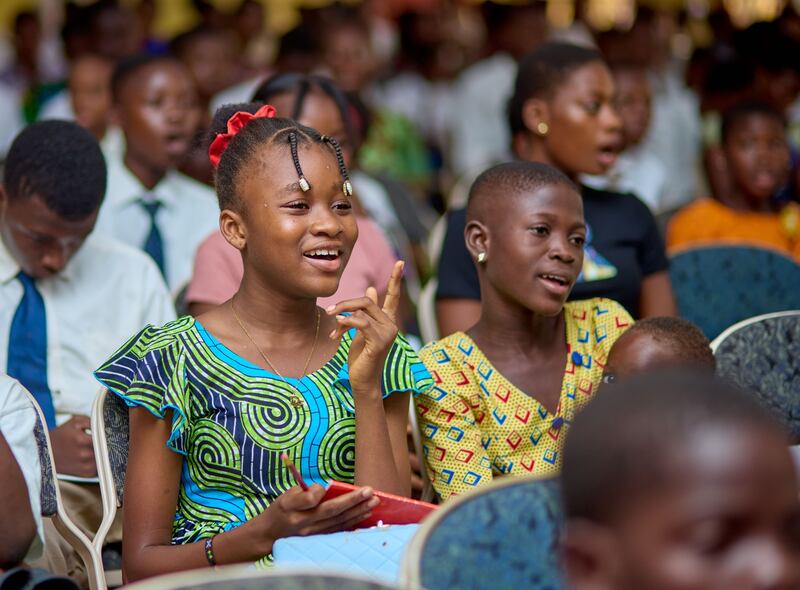 Jóvenes se reúnen en el Centro de Estaca Lomé Togo Agoe para un devocional virtual con el élder Quentin L. Cook el 18 de febrero de 2026.