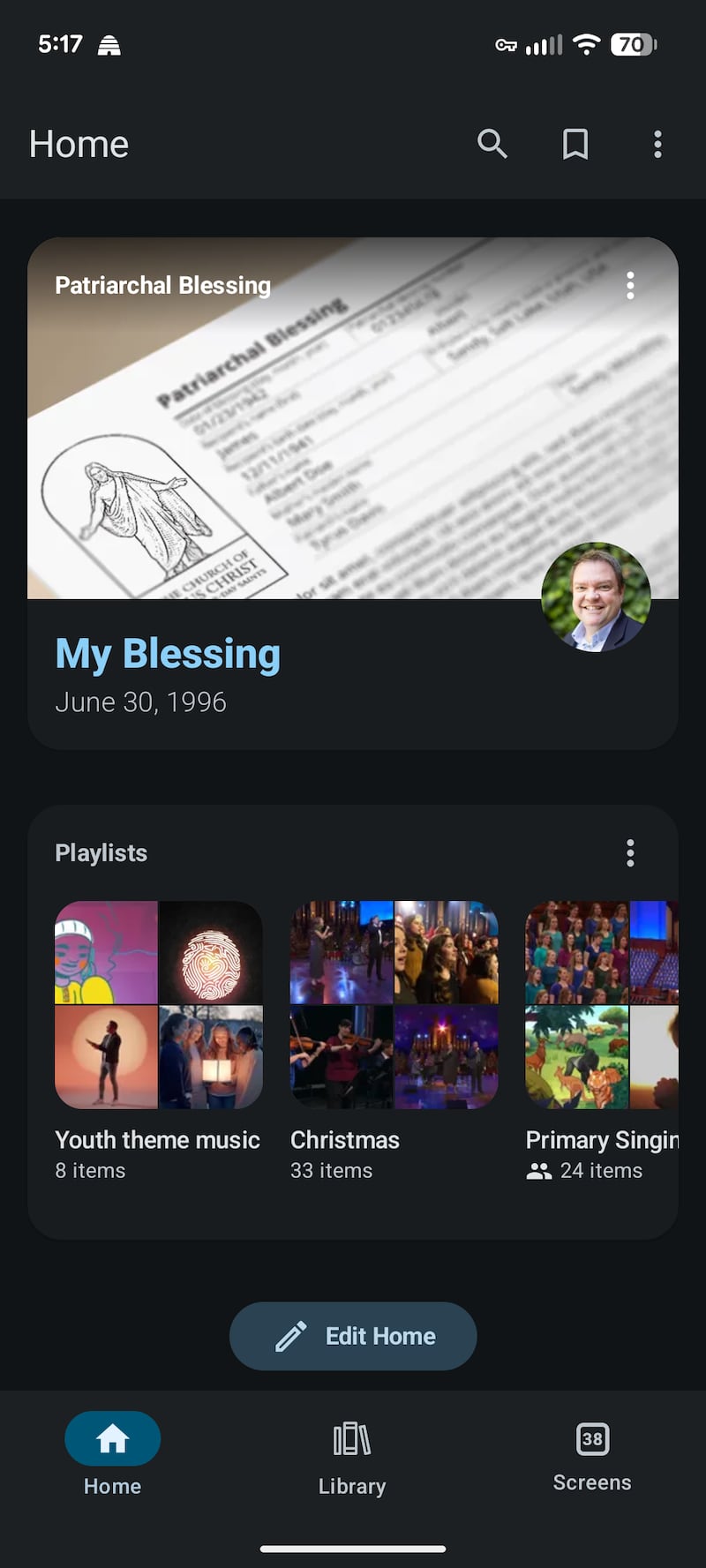La bendición patriarcal de una persona está disponible para verse en la aplicación Biblioteca del Evangelio, junto con listas de reproducción creadas con música de la Iglesia o versiones en audio de los mensajes de conferencia.