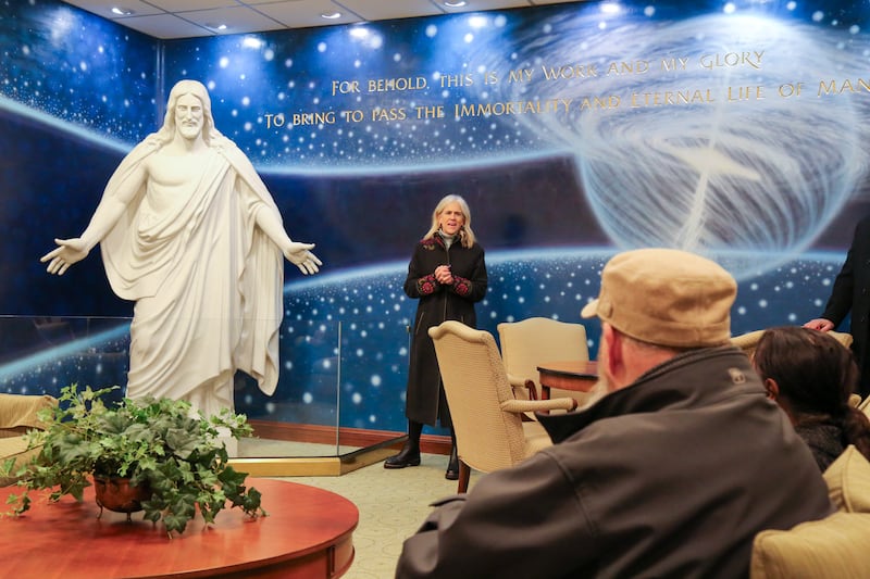Heidi Staheli, directora de comunicación del Consejo de Comunicación de Denver Norte, se dirige al grupo Belonging Colorado junto a la réplica de 8 pies de la estatua del "Cristo" de Bertel Thorvaldsen el 5 de diciembre de 2025 en Denver, Colorado.