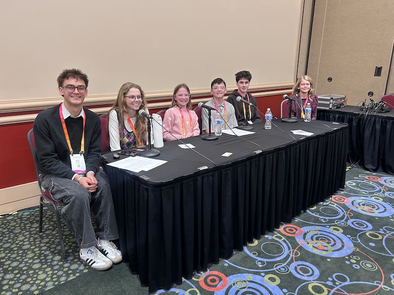 Seis jóvenes participan en un panel sobre la juventud y la historia familiar en RootsTech en el Salt Palace en la ciudad de Salt Lake, el sábado, 7 de marzo de 2026.