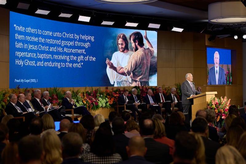 El élder Ronald A. Rasband muestra una diapositiva sobre el bautismo durante el Seminario para Nuevos Líderes de Misión 2026 el jueves 18 de junio de 2026, en el Centro de Capacitación Misional de Provo en Provo, Utah.