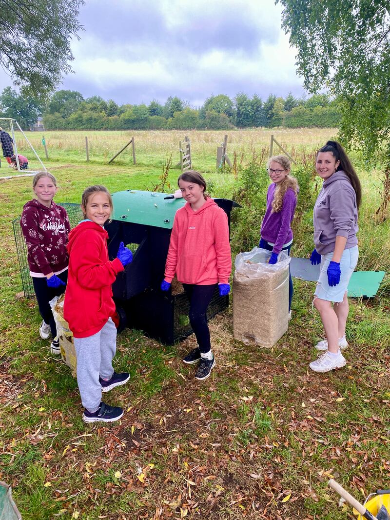 Mujeres Jóvenes de 11 a 13 años y sus líderes de la Estaca Northampton Inglaterra ayudan a desyerbar y limpiar en la Escuela Northleigh House en agosto de 2024.